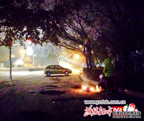 秦皇岛：街头烧纸“送寒衣”烟火呛人