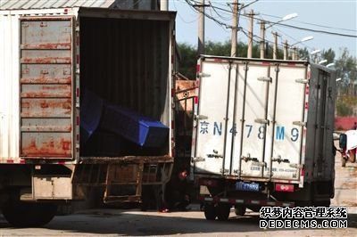 　在“基地”外，停放着几辆等待拉豆芽的厢式货车。