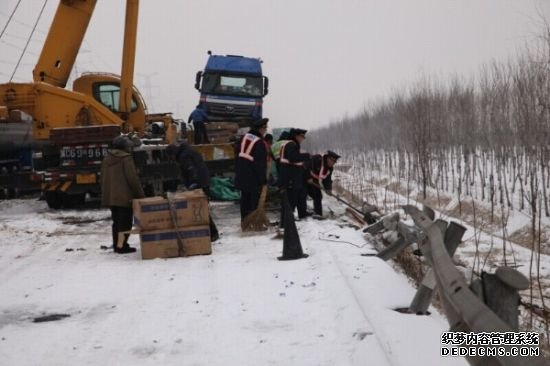 昌黎大队雪夜快速处置五起事故保道路畅通