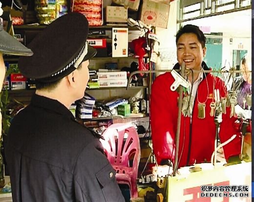 民警向祥宾路上一家开锁店的工作人员宣传新《条例》。