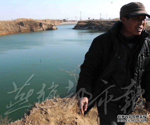 秦皇岛一轿车坠入路边废弃积水矿坑 一家四口遇难