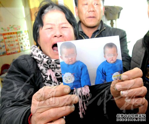秦皇岛一轿车坠入路边废弃积水矿坑 一家四口遇难