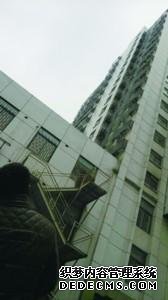 男子当时就想从此楼“空降”至房间