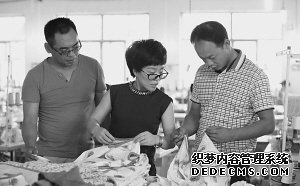 三名自主创业的大学生：贾金凤(中)、马龙祥(右)、贾连合(左)。