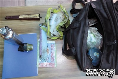 赵士轩随身携带的包，里面装的物品可以保证他随时跟着剧组去往外地。