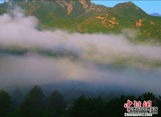 丰宁县两次现“佛光” 自中心向外辐射七彩光