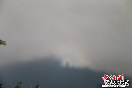 丰宁县两次现“佛光” 自中心向外辐射七彩光