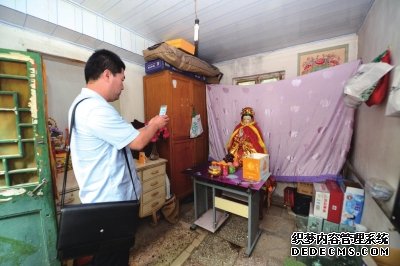 法官拍照取证。京华时报记者潘之望摄
