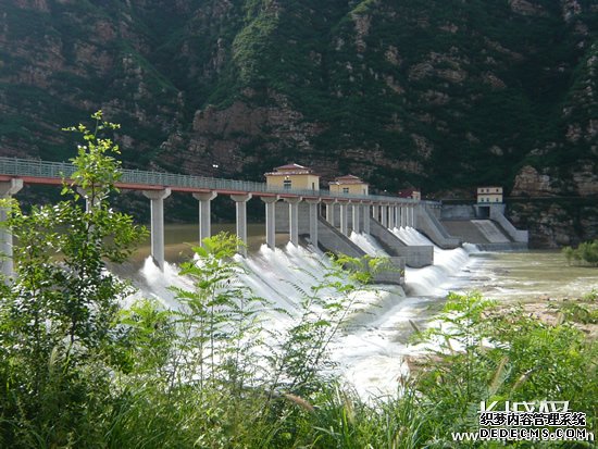 为暴雨过后桃林口水库分水枢纽正在分水泄洪的场景