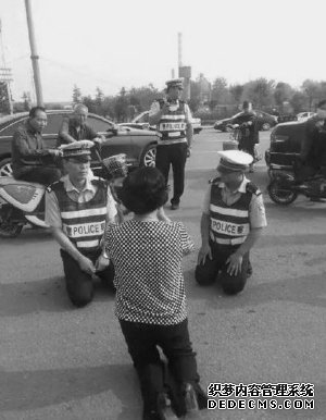 ■交警与老人下跪对话的场面。（网络截图）