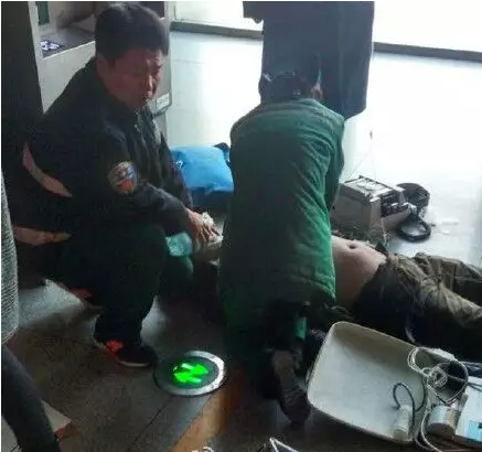 秦皇岛火车站售票厅内一男子死亡