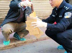 惠州警方击毙行凶者后在现场取证。网友“西小影”供图