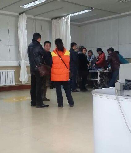 八旬老太被困屋内爬窗下四楼 女儿开锁之际坠亡