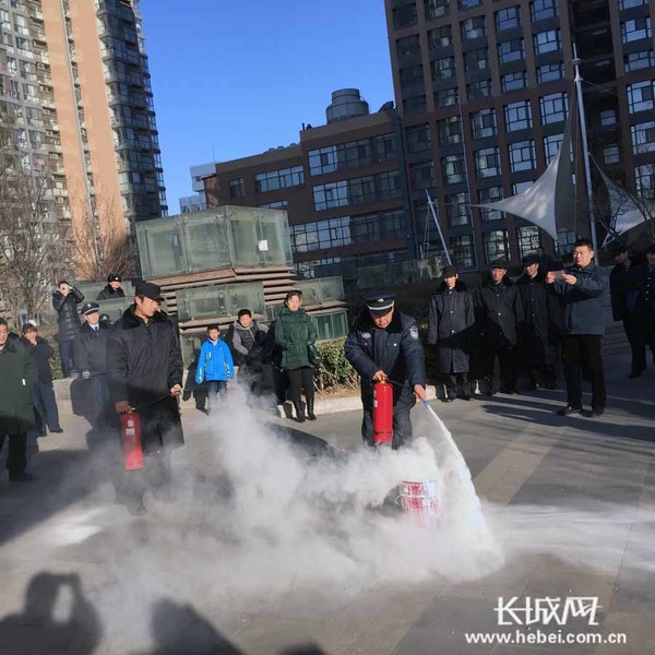 模拟灭火演习。