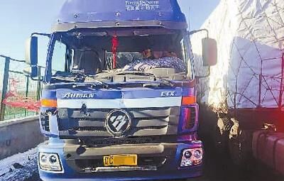 大货车挡风玻璃破损 司机冒险裹棉被开车