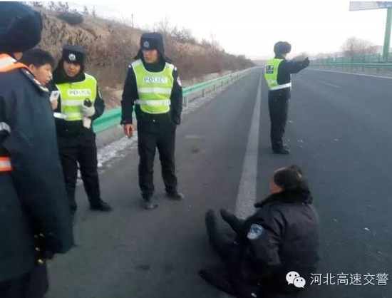 醉酒男横躺高速睡觉吓坏交警