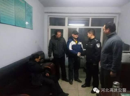 醉酒男横躺高速睡觉吓坏交警