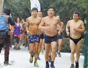 　“光猪跑”挑战严寒，男女老少齐上阵。