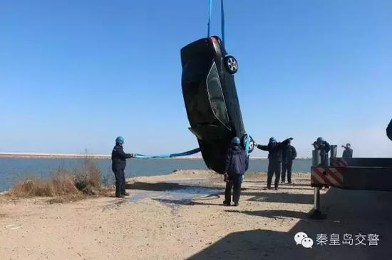 民警进行现场勘查。