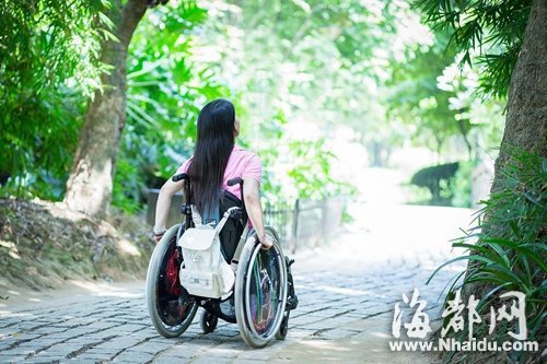 杨女士想尽力展示阳光的一面，不过她说自己内心其实很难受