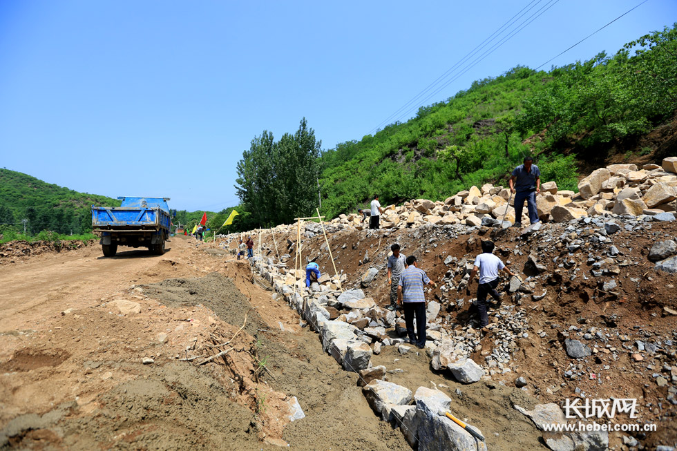 南胡哈村进村主路工程建设。长城网 张铮 摄