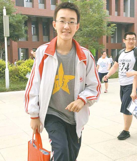 2016年全省高考文科第一名、衡水中学学生袁嘉玮。