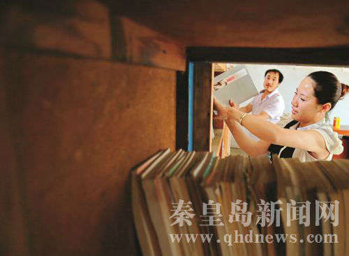 秦皇岛昌黎农民自费建书屋向村民开放(组图)