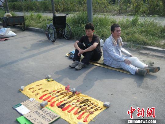 大学生带病父摆地摊开学在即面临两难抉择(图)