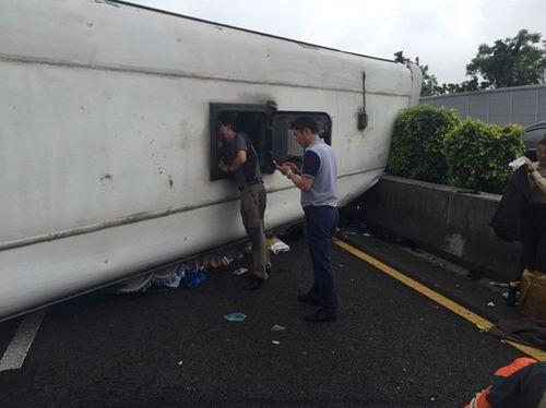 台湾一陆客团游览车翻车 司机身亡26人受伤