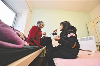 父亲突然病故奶奶意外骨折 女大学生带着奶奶读大学