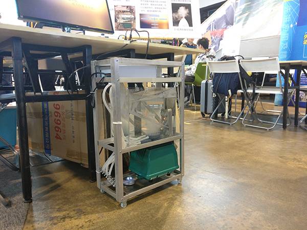 上海健康医学院团队制作的超声波空气净化器。