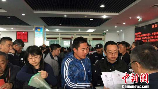 购房者排队等待办理房屋产权登记 王天译 摄