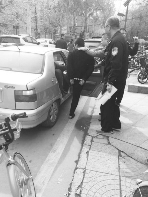 ■民警押解嫌疑人去追赃。
