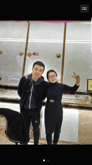 歌手宁杰（左）被市民认出求合影。（乐队成员供图）
