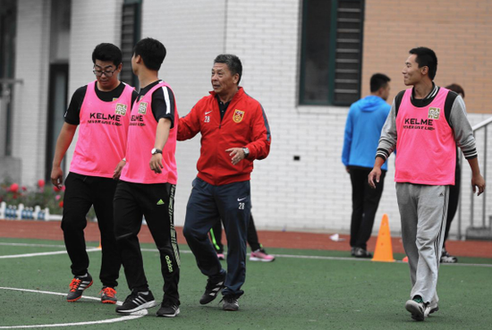  李晓光讲师正在指导实践教学课 