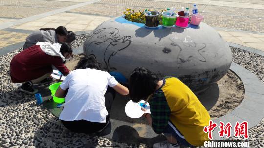 河北大学生手绘“海洋元素”扮靓“夏都”秦皇岛