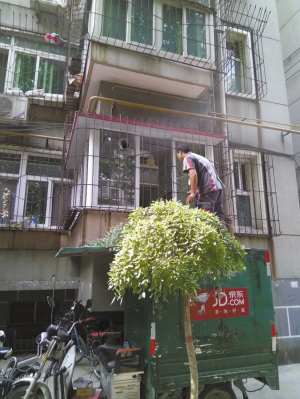 快递小哥不顾危险关闭厨房炉灶。 市民供图