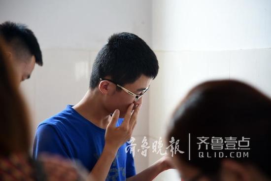 在病房里偷偷抹掉眼泪的张智超。
