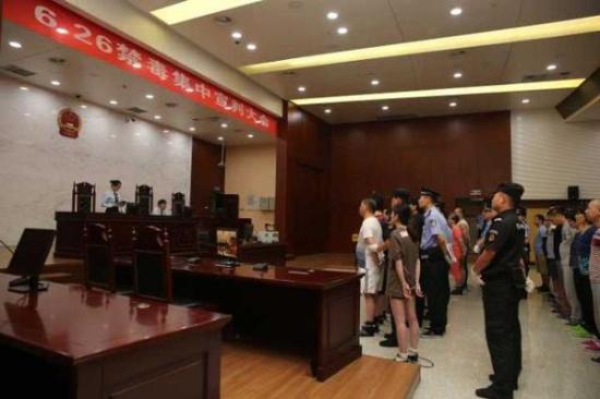 一共20个被告人的队伍被法警带上法庭。