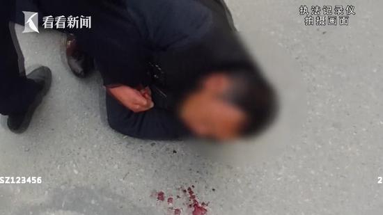 这名男子情绪一度非常激动，不但不配合警方调查、态度蛮横，多次拉扯交警。甚至对前来劝阻他的妻子也大打出手。