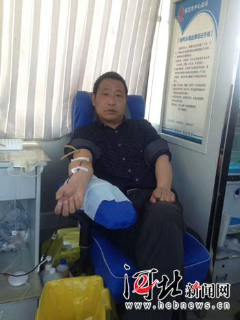 梁栋军带头献血