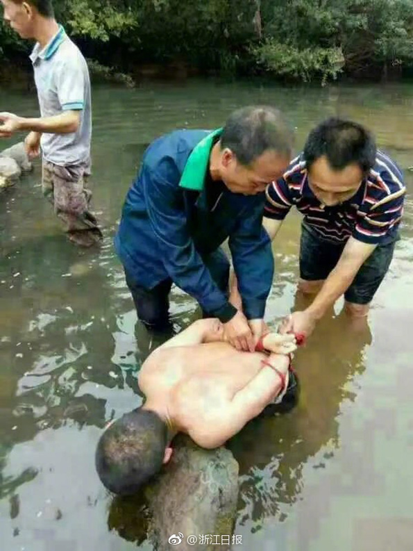 11名群众围捕姚常凤细节:围追堵截逼得他举手投降