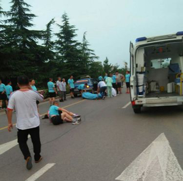 出租车撞上暴走团致1死 交警：司机责任更大