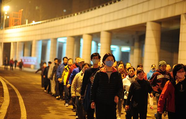 出租车撞上暴走团致1死 交警：司机责任更大