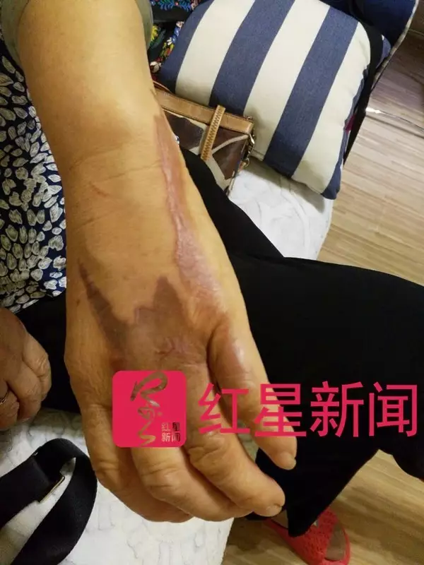 摔坏30万手镯女游客:我是低保户 但从没想过逃