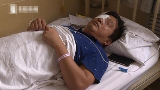 李姓医生被打后在医院接受治疗。