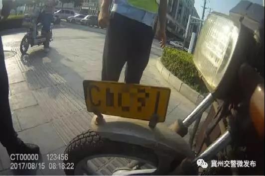 冀州交警查获一辆无证驾驶套牌摩托车