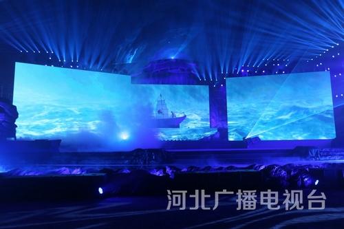 舞蹈《弄潮》。实体的道具大船扬帆在虚拟的惊涛海浪中，营造出“弄潮儿向涛头立，手把红旗旗不湿”的精神意境。