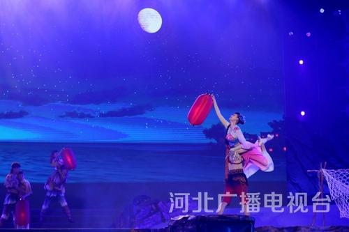 舞蹈《盼归》。一盏盏红灯汇聚，渔家女迎接亲人的平安归来……