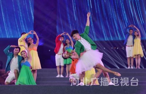 歌曲《海的恋歌》。看人们将幸福写在脸上，我的海洋，我的时光，我的爱人，我的姑娘。